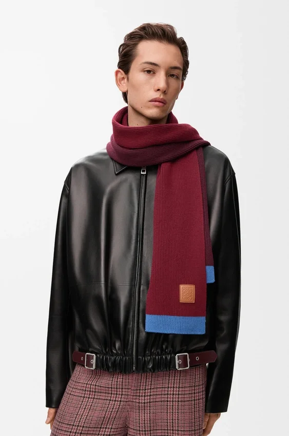 Asymmetric Scarf in Wool Asymmetric Scarf in Wool